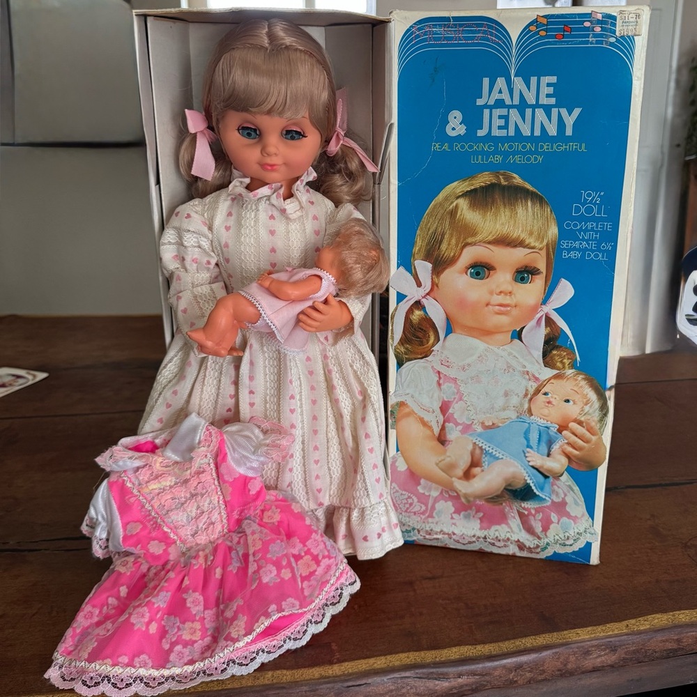 Jane & Jenny Musical Real Rocking Motion Delightful Lullaby Melody